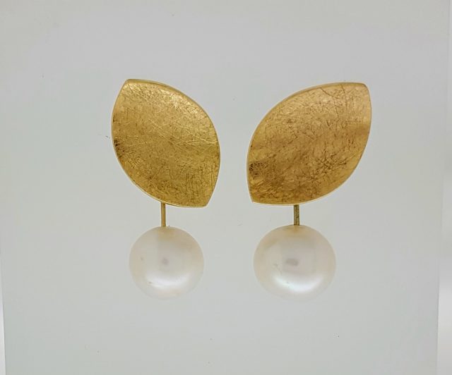 Gouden oorhangers met parel "Leaves" #2339
