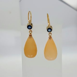 Gouden oorhangers met maansteen en saffier. #21466