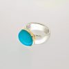 Zilveren ring met chalcedoon in gouden zetting. #14790