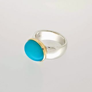 Zilveren ring met chalcedoon in gouden zetting. #14790