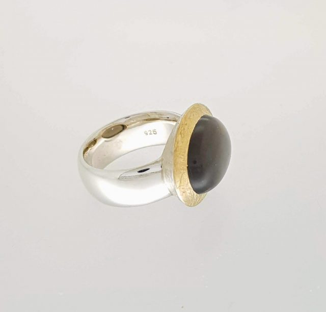 Zilveren ring met goud en grijze maansteen #19406