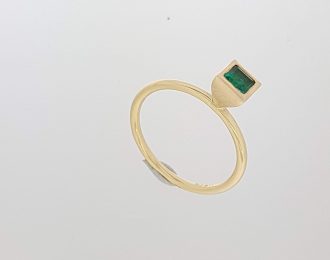 Geelgouden ring met smaragd #9143