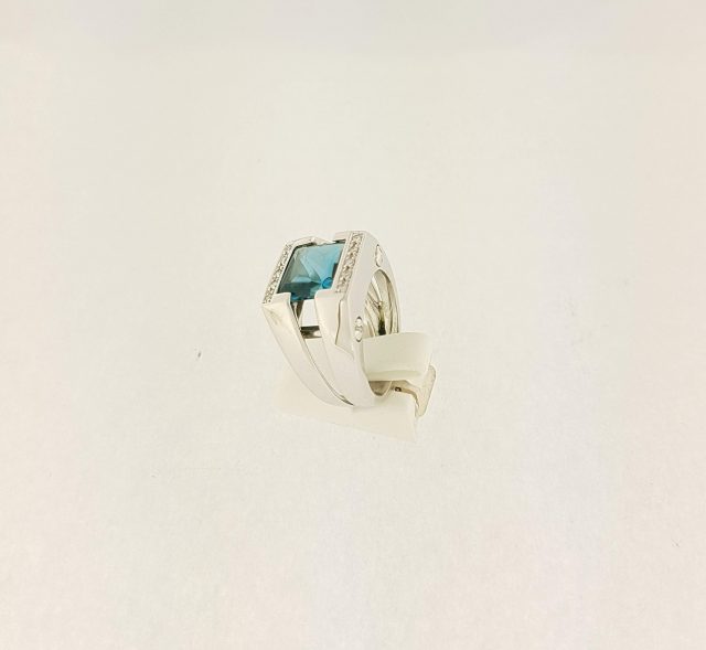 Witgouden occasion ring met diamant en een buff-top London Blue Topaas #22607 - Afbeelding 2