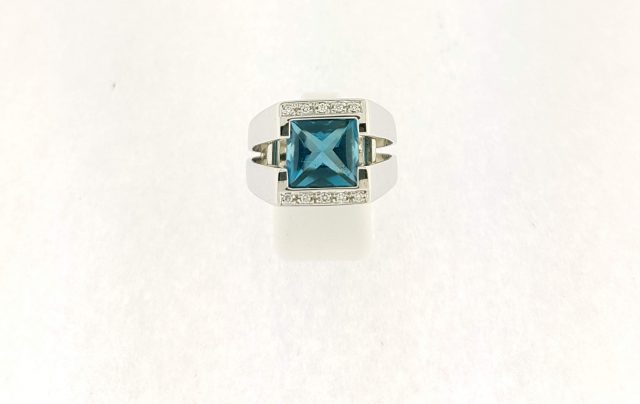 Witgouden occasion ring met diamant en een buff-top London Blue Topaas #22607