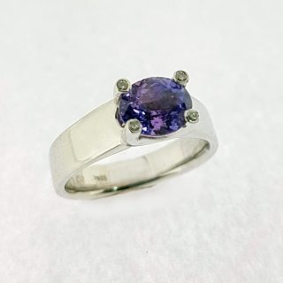 Witgouden ring met paarse saffier #19374