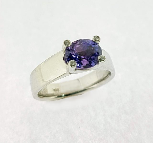 Witgouden ring met paarse saffier #19374