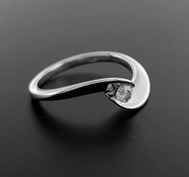 18 Karaat witgouden slagring met diamant #18667 - Afbeelding 2