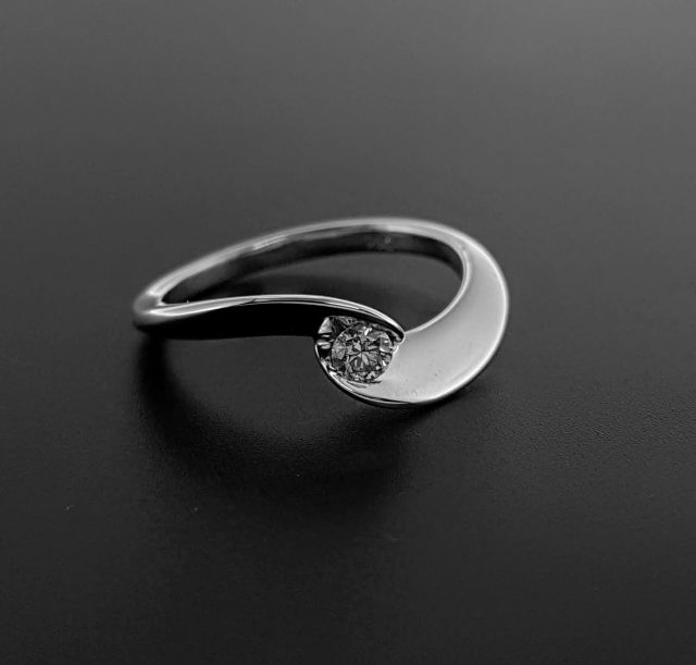 18 Karaat witgouden slagring met diamant #18667