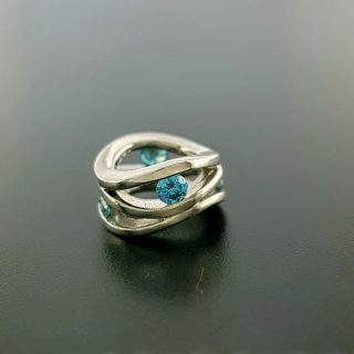 14 karaat witgouden Roll-over hanger met blauwe diamant handgemaakt. #23322