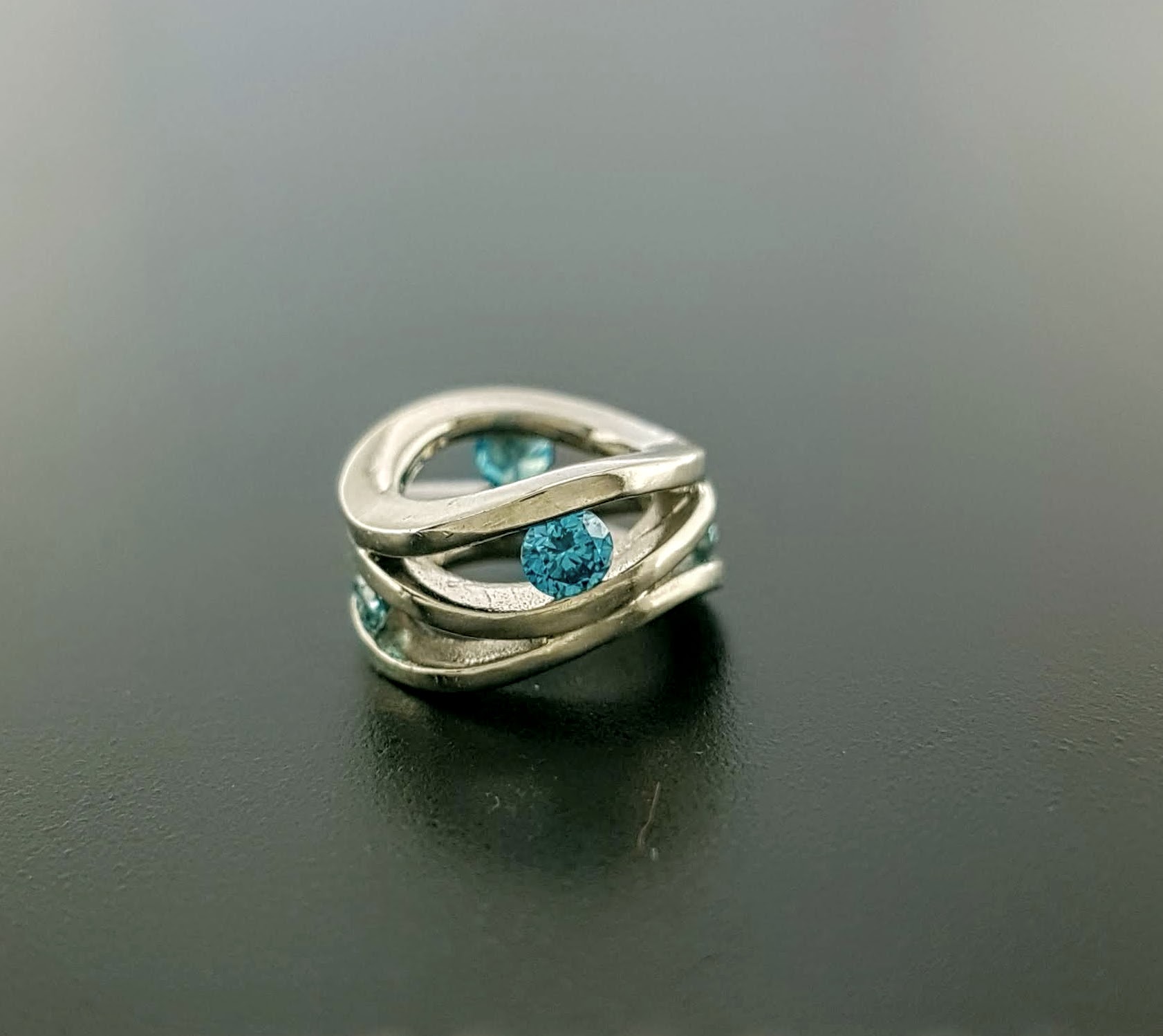 slecht Herziening Kleren 14 karaat witgouden Roll-over hanger met blauwe diamant handgemaakt. #23322  | Goudsmederij/Juwelier Arnold van Dodewaard