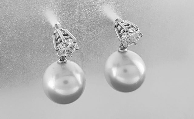 14 Karaat witgouden briljant geslepen diamant 2-0.54 crt. met losse parelhanger #23313