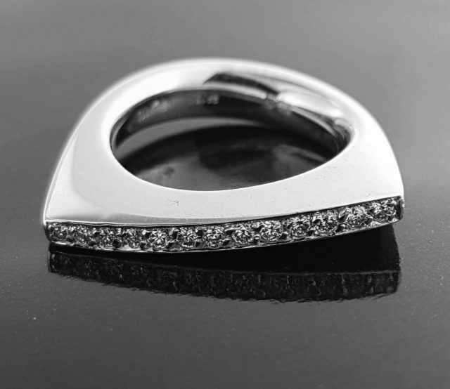 18 krt. Witgouden ring met een rij diamantjes van Quinn #729