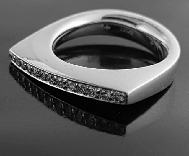 18 krt. Witgouden ring met een rij diamantjes van Quinn #729 - Afbeelding 3