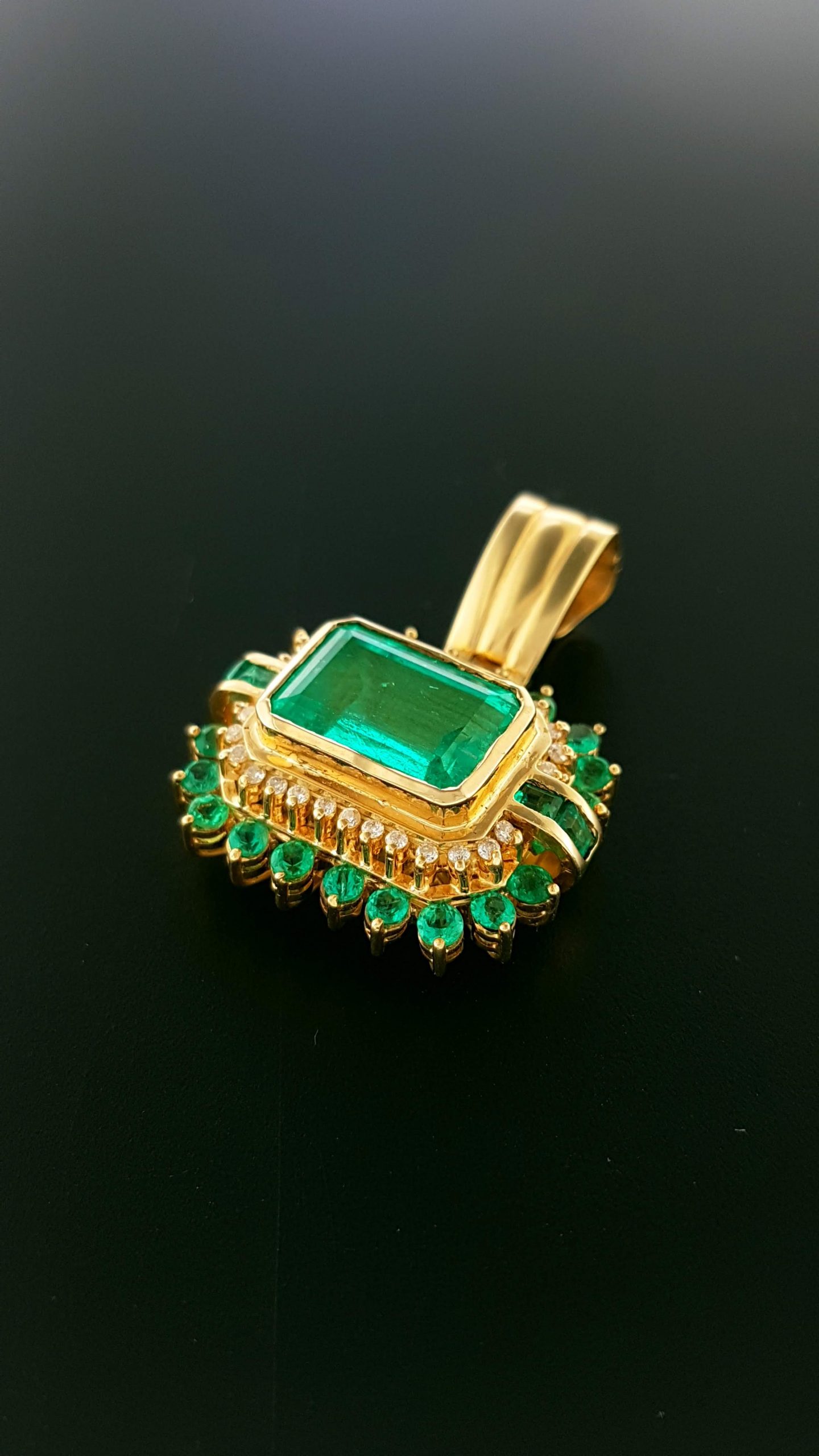 kool Vervreemding Zilver 18 Karaat gouden hanger met smaragd ca 6.16 crt. Occasion #23369 |  Goudsmederij/Juwelier Arnold van Dodewaard