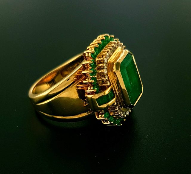 18 karaat gouden occasion ring met smaragd en diamantjes #23370 - Afbeelding 2