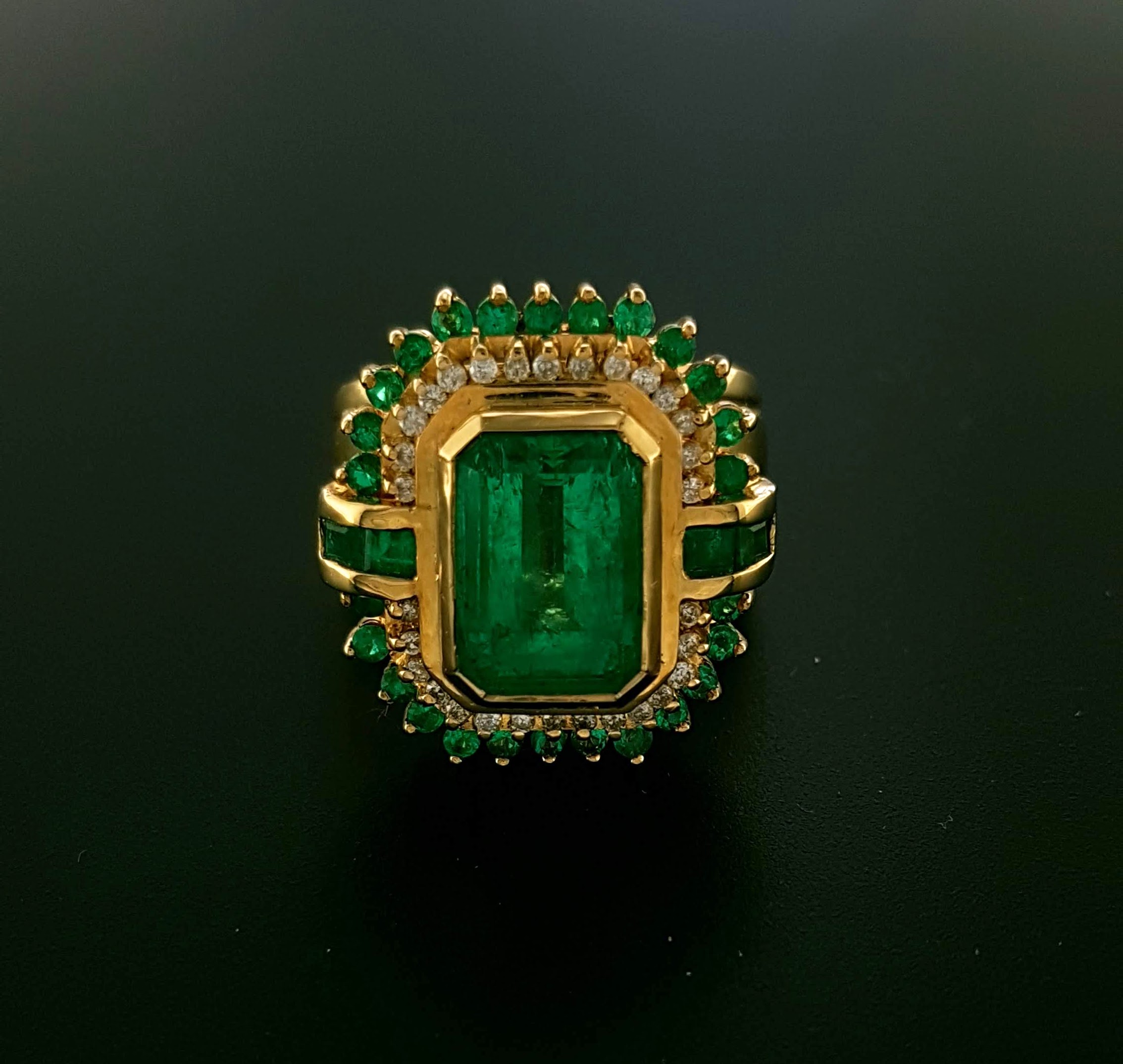 bagage Zich voorstellen Verrijken 18 karaat gouden occasion ring met smaragd en diamantjes #23370 -  Goudsmederij/Juwelier Arnold van Dodewaard