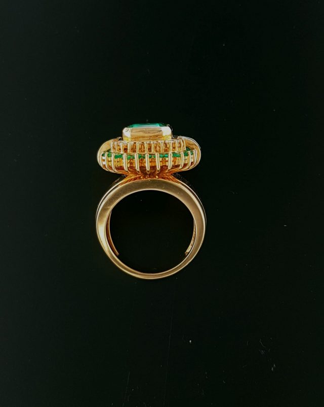 18 karaat gouden occasion ring met smaragd en diamantjes #23370 - Afbeelding 4