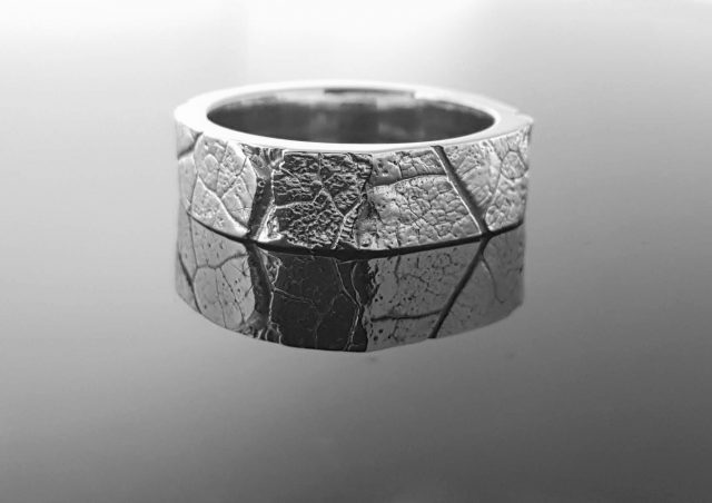 Witgouden ring met bladmotief. #21777 - Afbeelding 3