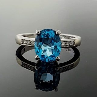 Witgouden reuma ring met Blauwe Topaas. #19837