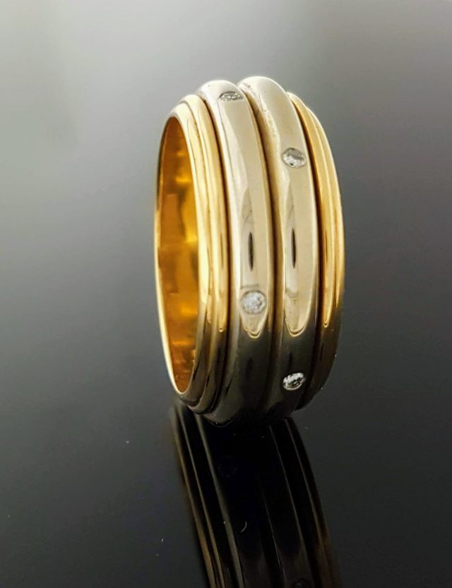 Bicolor gouden ring met draaibare middenringen  met diamantjes. #8321