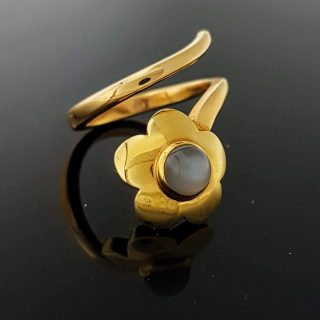 18 Karaat gouden ring. Bloem met grijze maansteen #12915