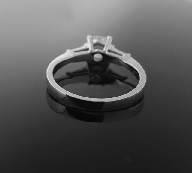 14 Karaat witgouden ring met een diamant van 0.83 crt. #20460 - Afbeelding 3