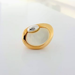 18 karaat bicolor gouden ring met parelmoer en een briljantje. #1700
