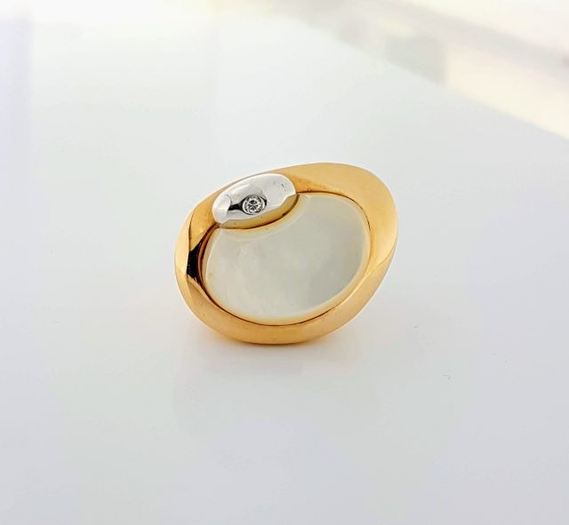 18 karaat bicolor gouden ring met parelmoer en een briljantje. #1700