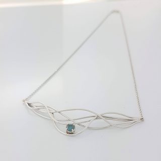 14 karaat witgouden collier Wave-action met blauwe diamant 0.30 crt. Handgemaakt. #23822