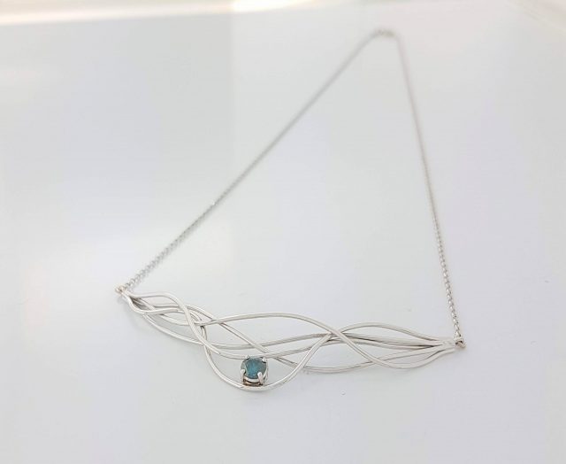 14 karaat witgouden collier Wave-action met blauwe diamant 0.30 crt. Handgemaakt. #23822