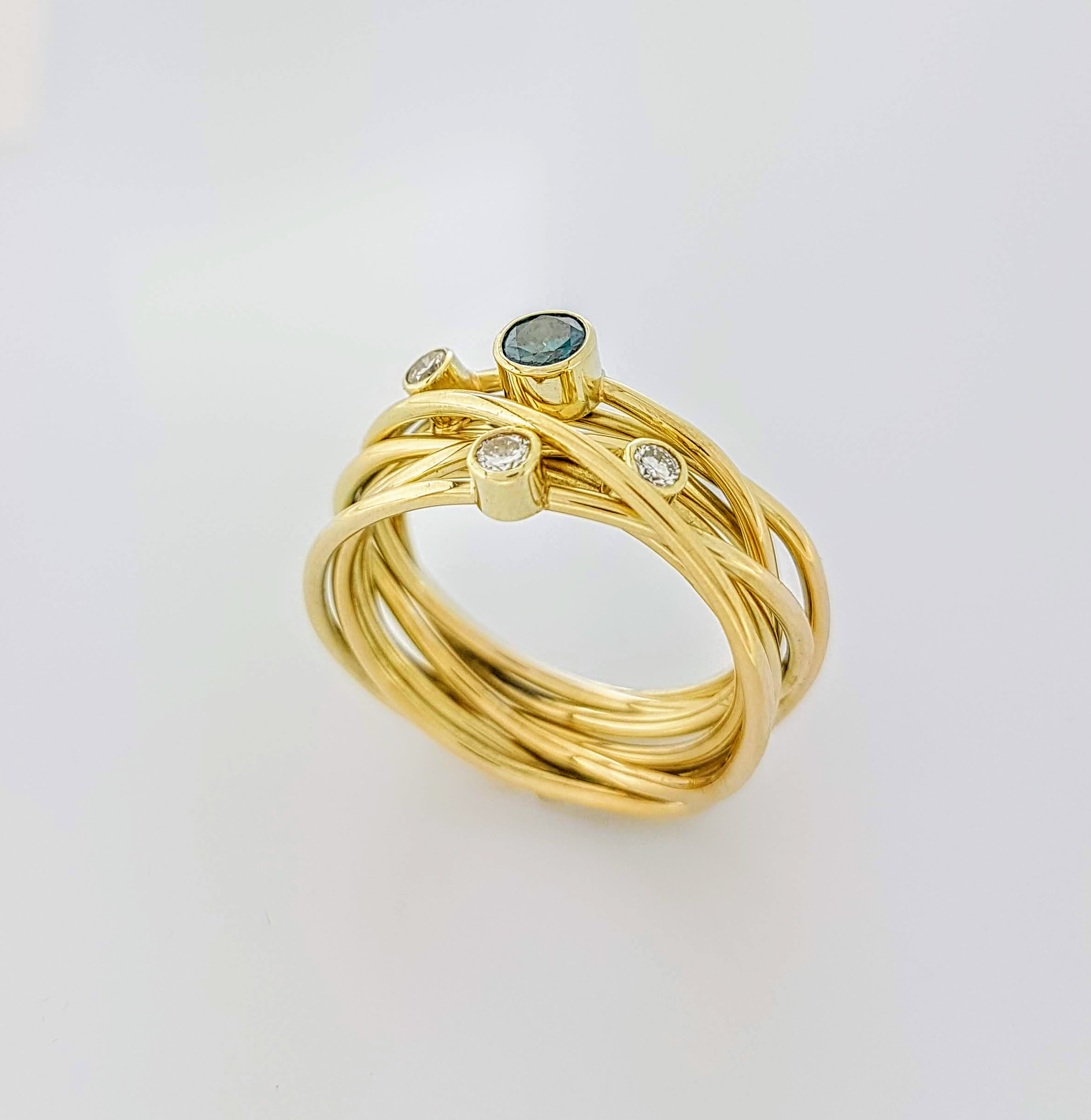 Super 14 karaat gouden ring Endless rope met groene en witte diamanten WZ-61