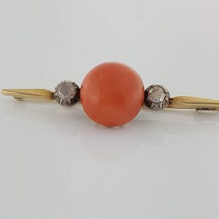 14 Karaat gouden broche met grote bloedkoraal en roos geslepen diamant. Occasion #17460