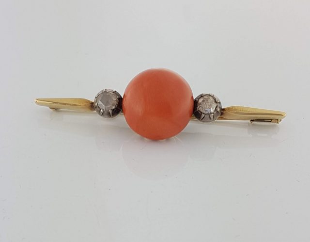 14 Karaat gouden broche met grote bloedkoraal en roos geslepen diamant. Occasion #17460