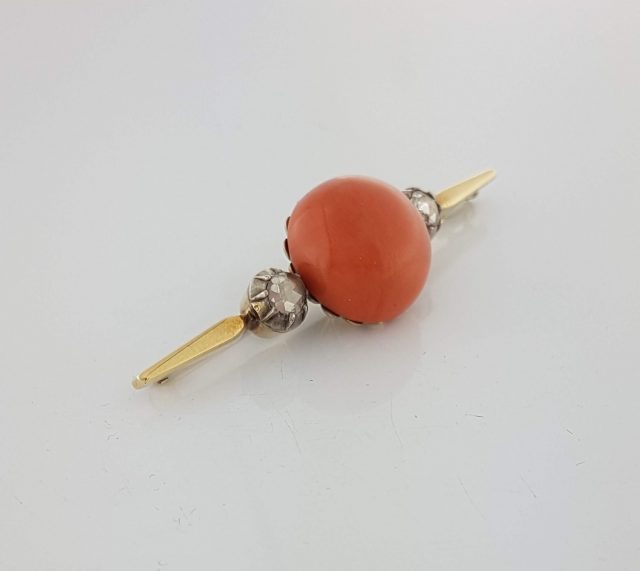 14 Karaat gouden broche met grote bloedkoraal en roos geslepen diamant. Occasion #17460 - Afbeelding 2