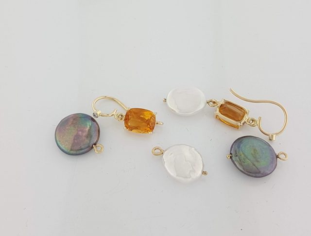 Oorhangers met Citrien, Palmier kleur met diamantje en wisselbare parels, wit en zwart. #24279 - Afbeelding 2