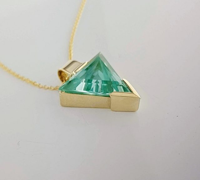 Driehoekige gouden hanger met Eriniet. #2092 - Afbeelding 2
