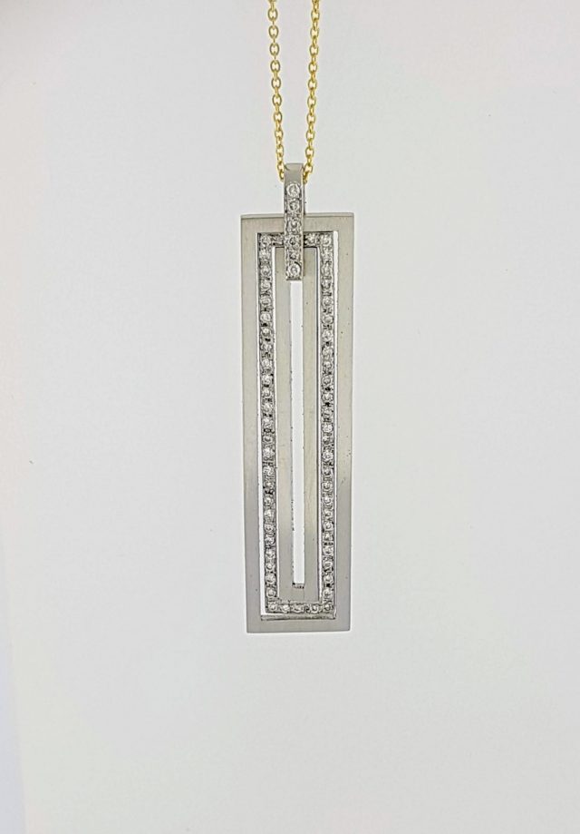 Strakke moderne platina occasion hanger met briljantjes. #24390