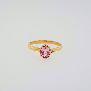 Gouden ring met roze Toermalijn met een klein diamantje #24451