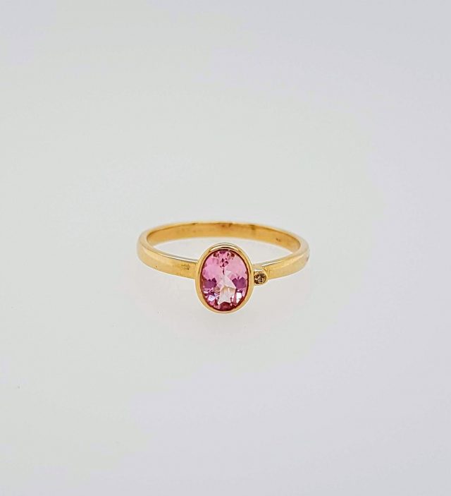 Gouden ring met roze Toermalijn met een klein diamantje #24451