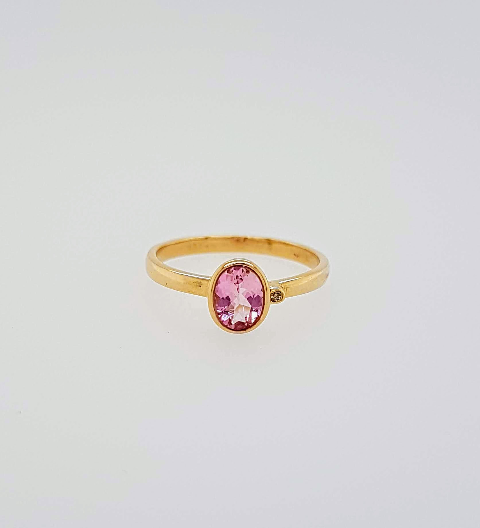 Gouden ring met roze Toermalijn met klein diamantje #24451 | Goudsmederij/Juwelier Arnold van
