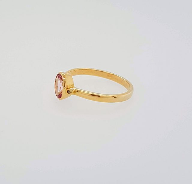 Gouden ring met roze Toermalijn met een klein diamantje #24451 - Afbeelding 2