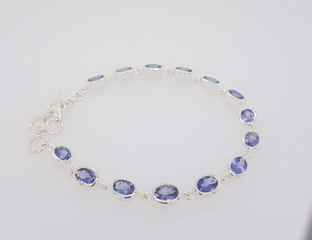 Zilveren armband met kleurstenen, Tanzaniet. #24455