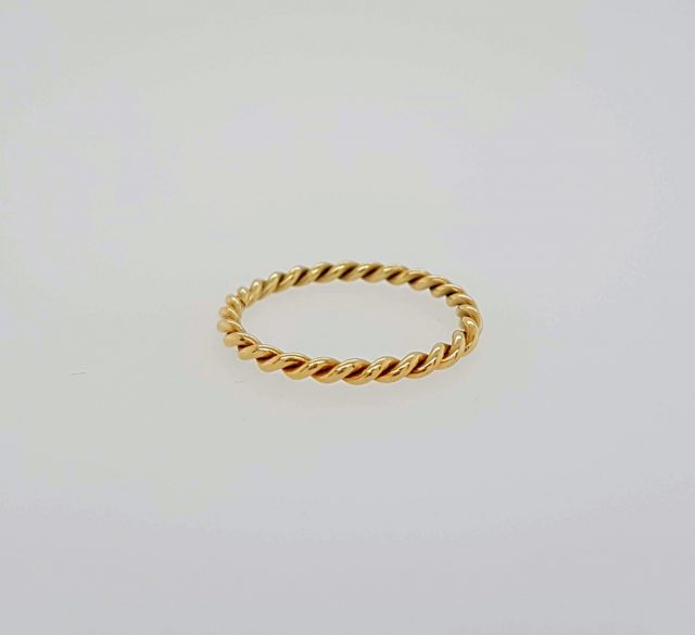 Gouden getordeerde aanschuifring #23597