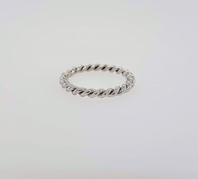 14 Karaat witgouden getordeerde aanschuif ring. #15041