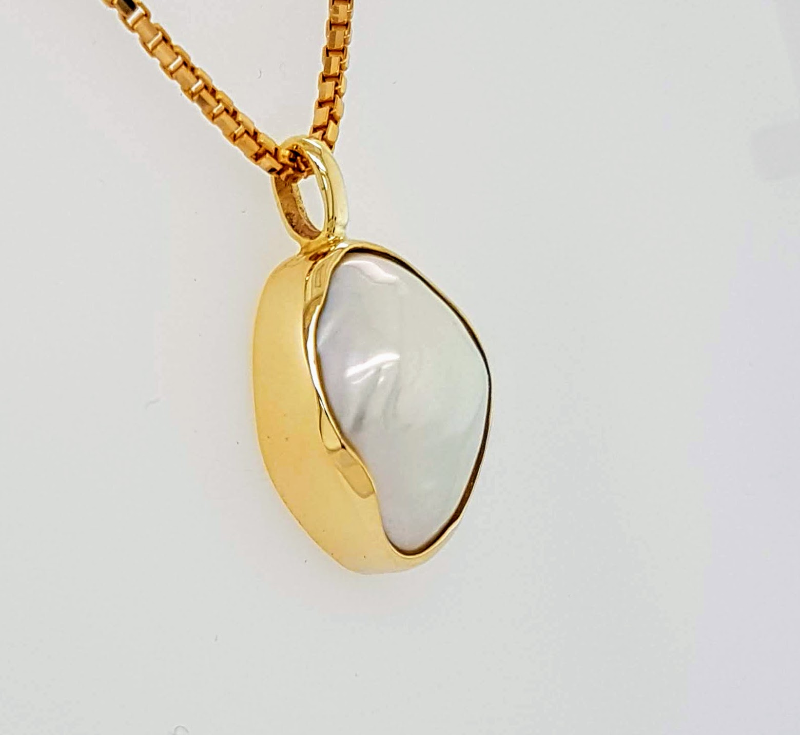Gouden hanger met ruwe parel | Goudsmederij/Juwelier Arnold van Dodewaard