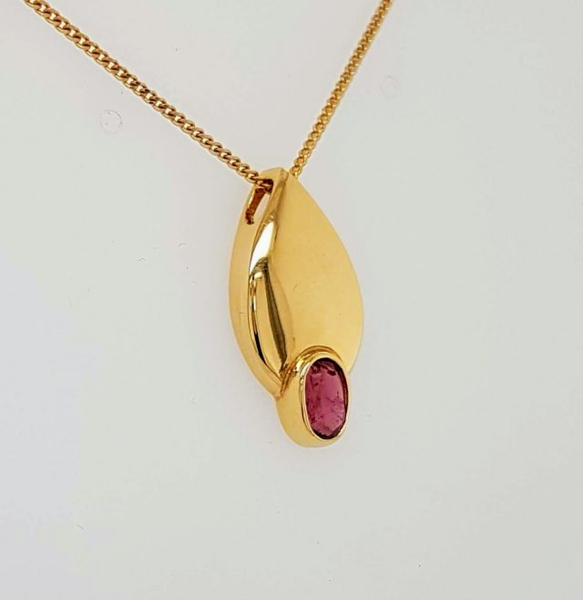 Gouden hanger met toermalijn. #3815