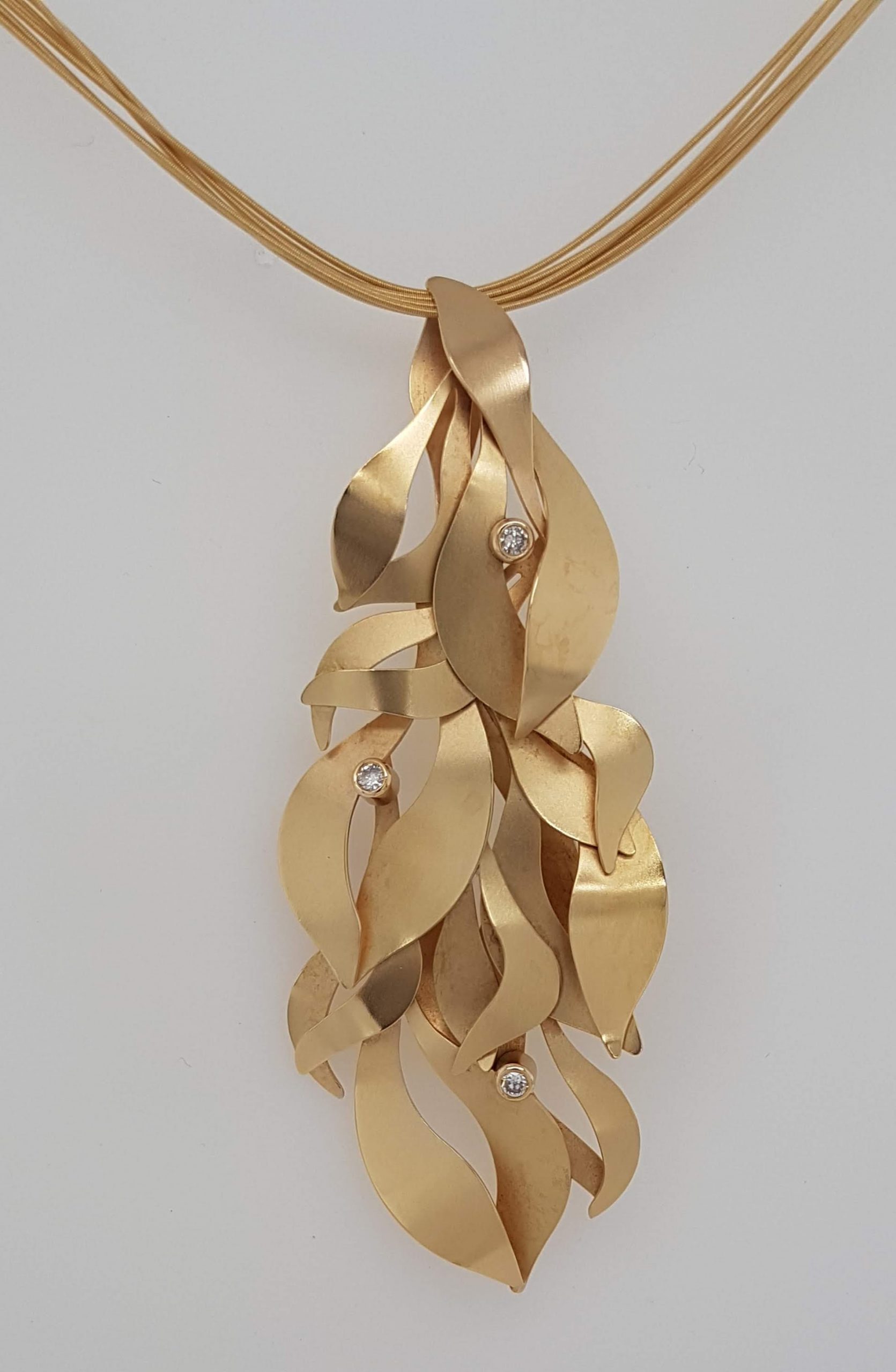 Bungalow Eindig herfst Gouden hanger met diamant van Ehinger Schwarz #19521 |  Goudsmederij/Juwelier Arnold van Dodewaard