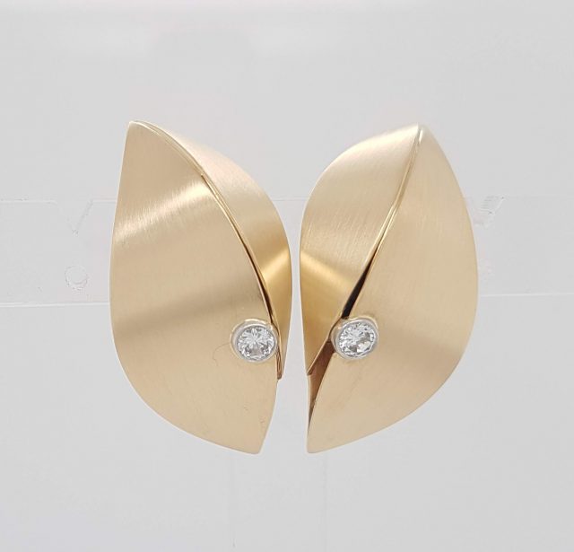 Gouden fantasie oorknoppen. #922