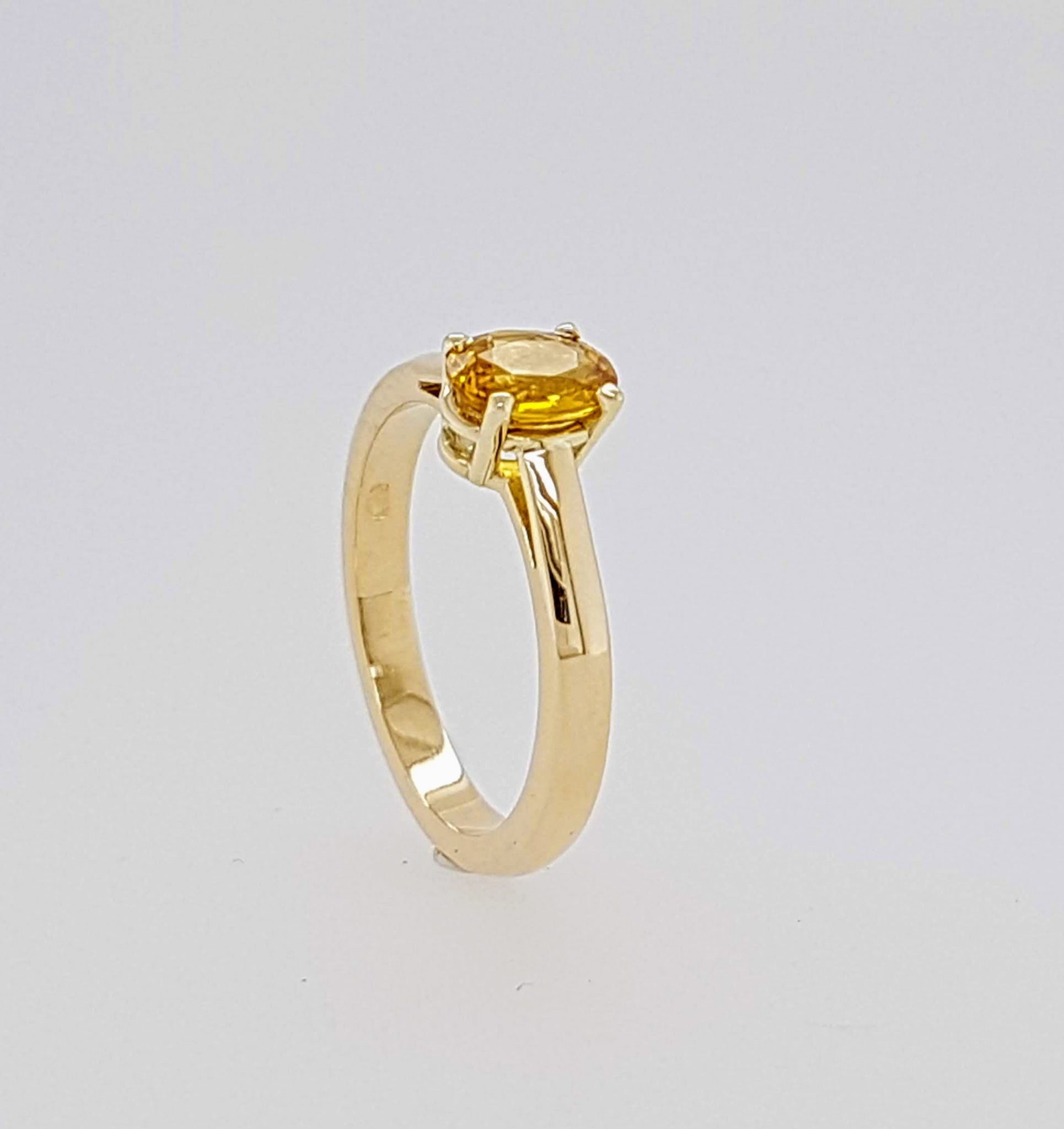 Gouden ring met gele saffier. 24570 Goudsmederij/Juwelier Arnold van Dodewaard Gouden ring met gele saffier. 24570 Goudsmederij/Juwelier Arnold van Dodewaard