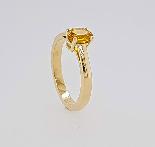 Gouden ring met gele saffier. #24570